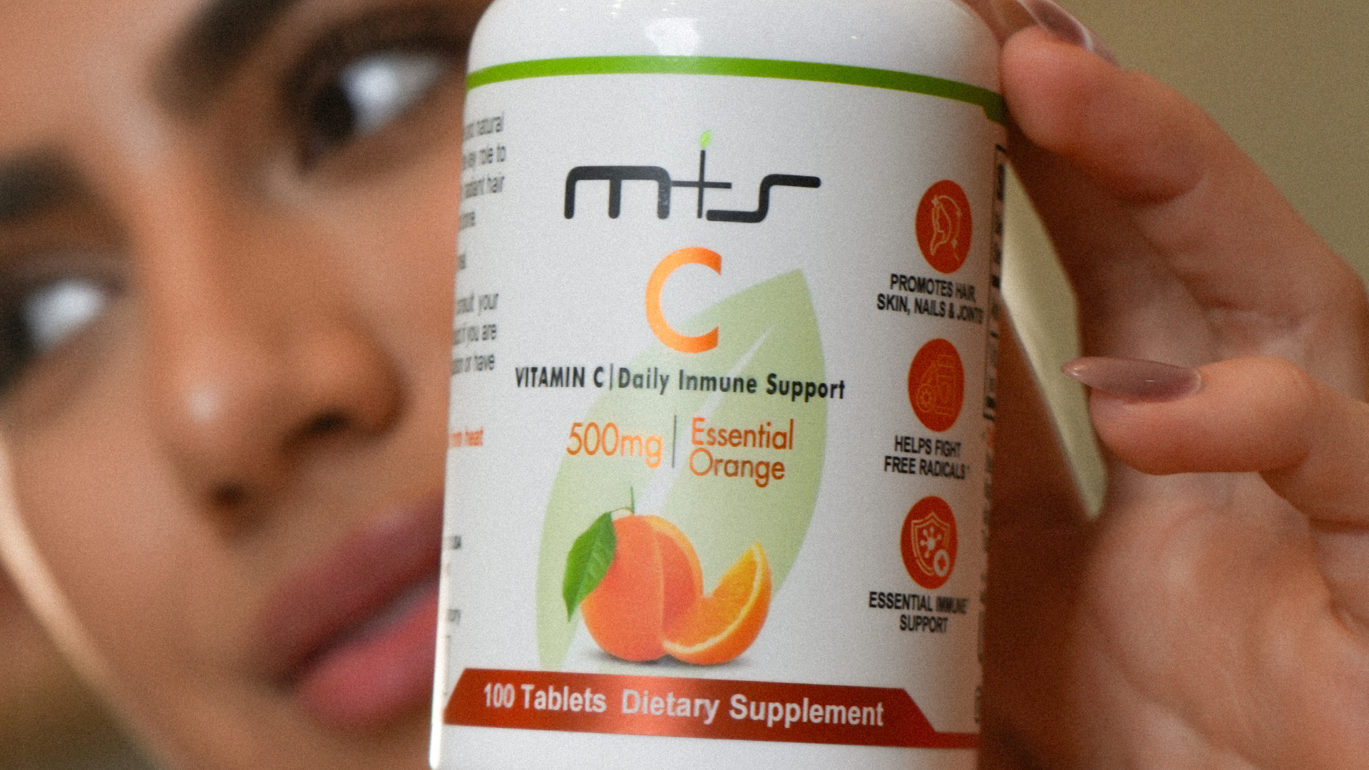 Vitamin C: Much More Than Just Defenses. How It Strengthens Your Skin, Joints, and Vitality After Age 40